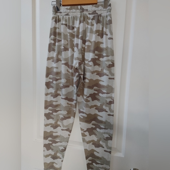 Rose & Vine Camouflage Joggers XS - Picture 3 of 6